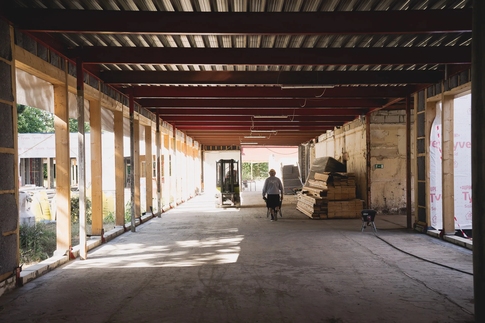 Enfilade intérieure, la structure d'acier repeinte et le sol dégagé