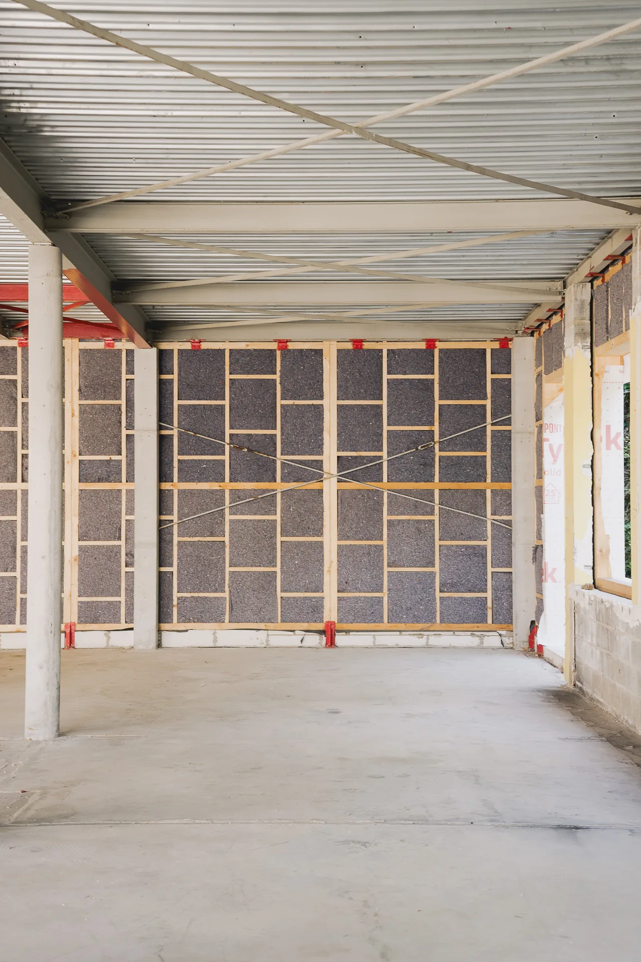 IsoFabric posé dans l'ossature bois d'une façade, vu depuis l'intérieur du plateau
