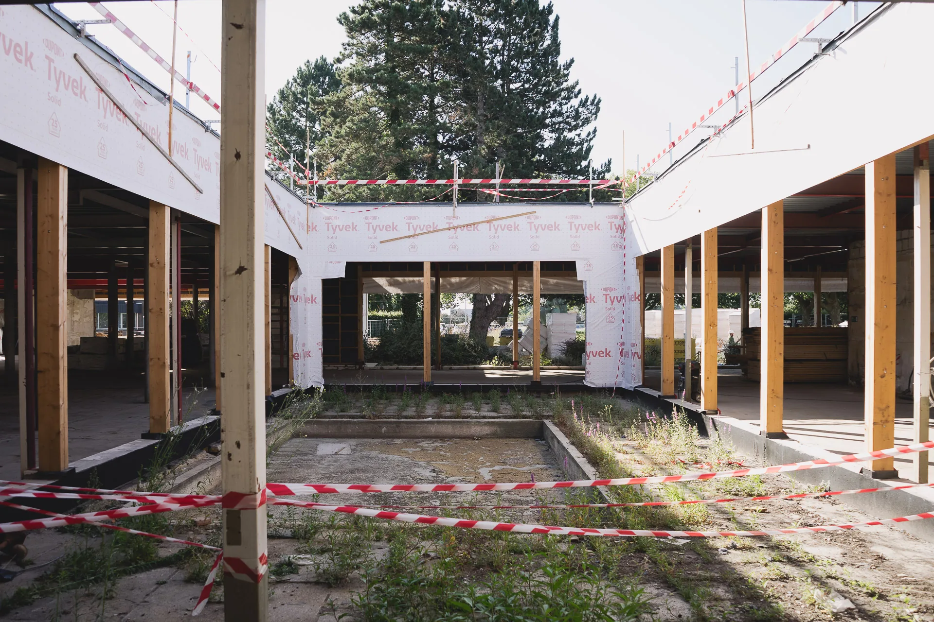 Ossature bois et pare-pluie autour du patio du campus Odoo, en chantier