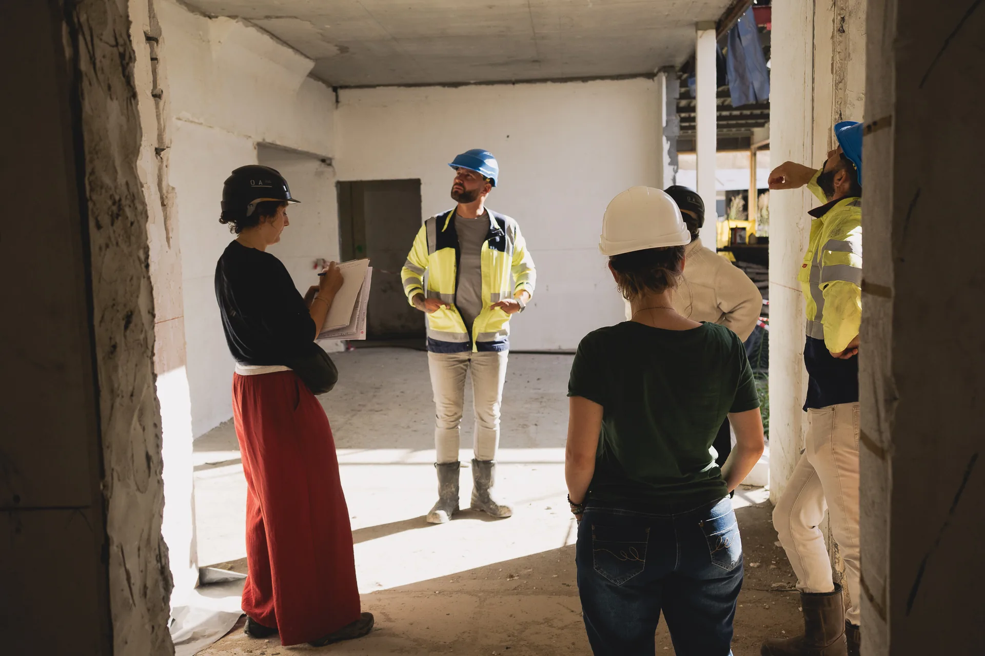 La visite du chantier, dans un espace mis à nu après dépose des cloisons
