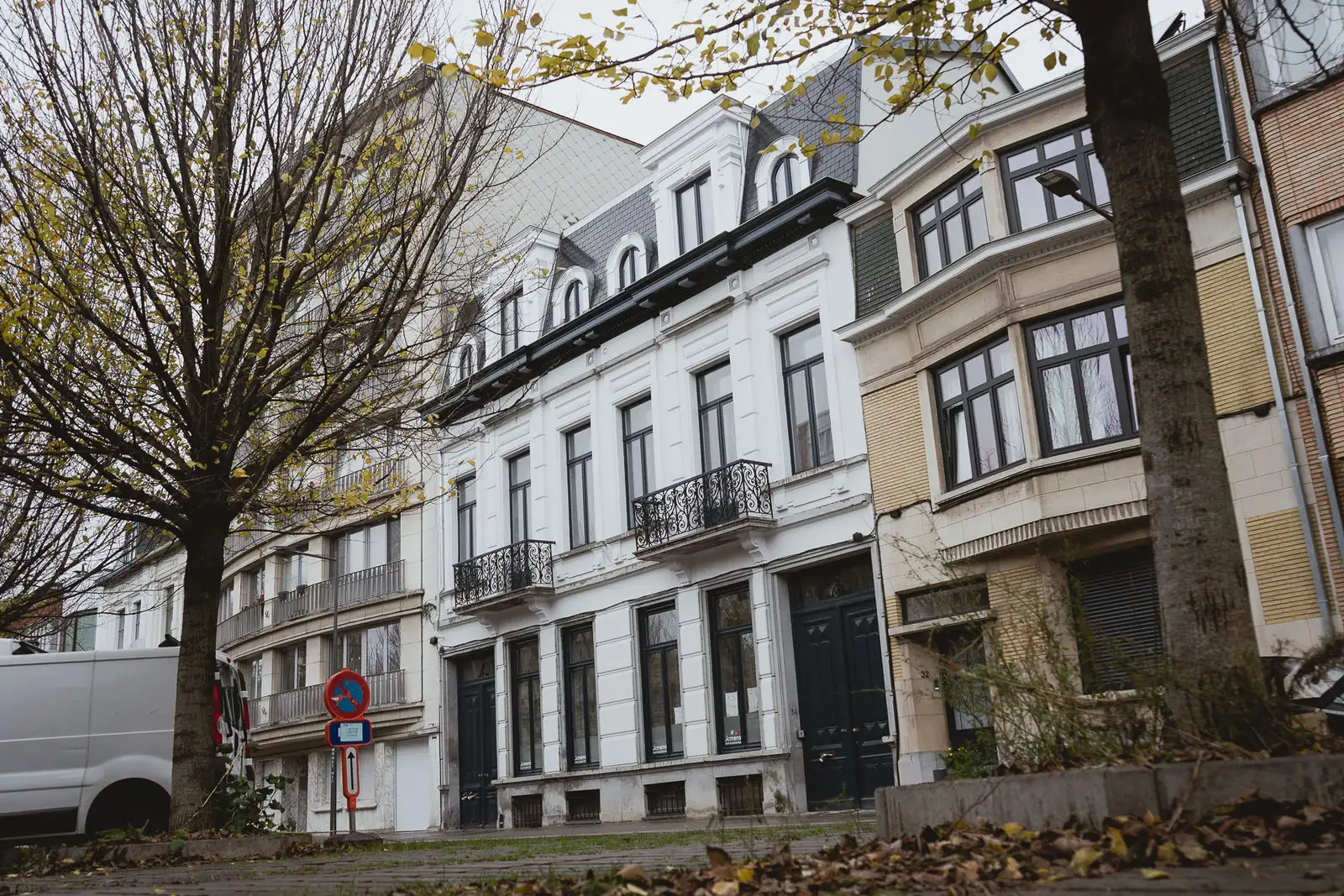 La rue de Molenbeek où s'inscrit le projet, façades mitoyennes en enfilade