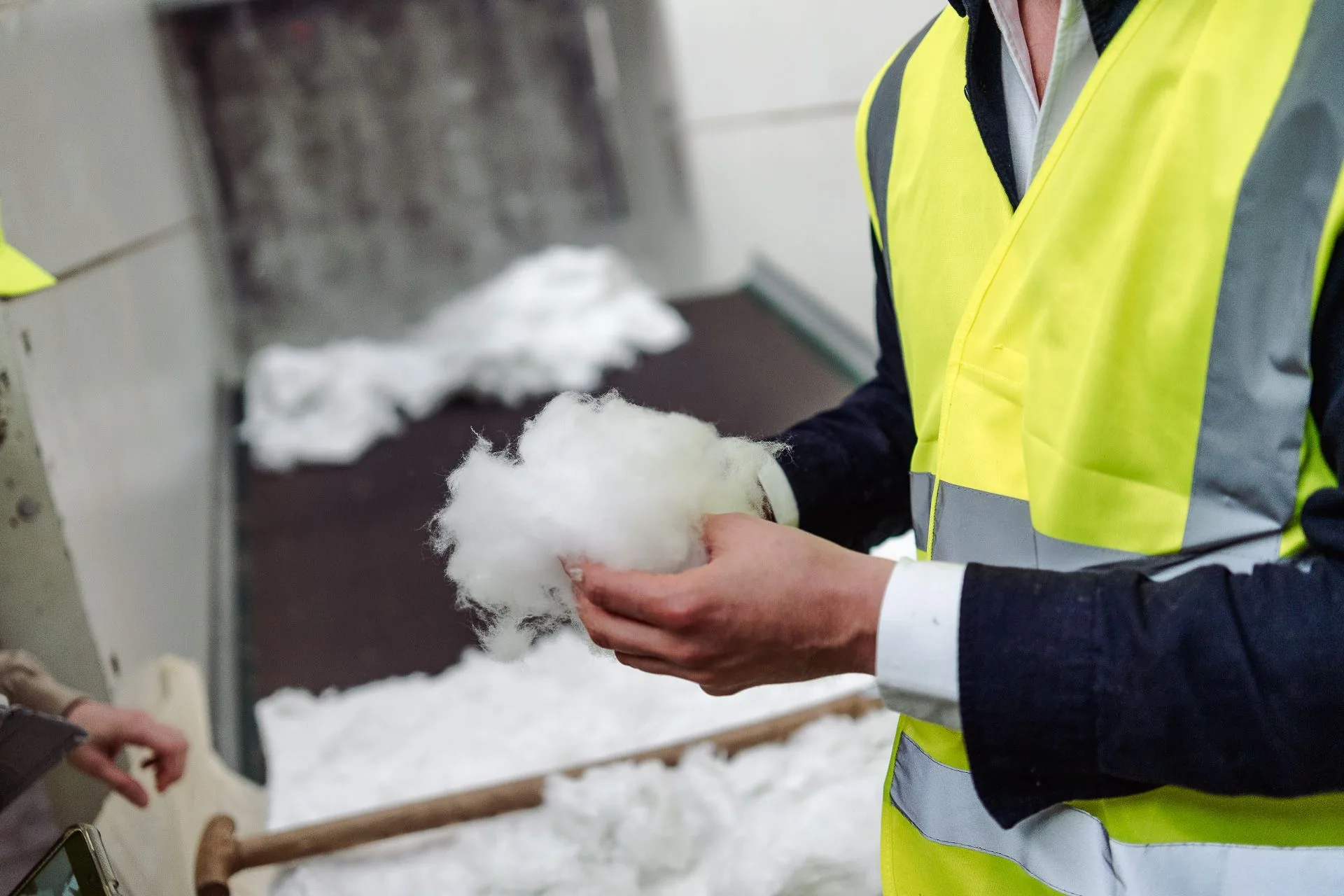 Une poignée de fibre blanche prélevée sur la ligne de production