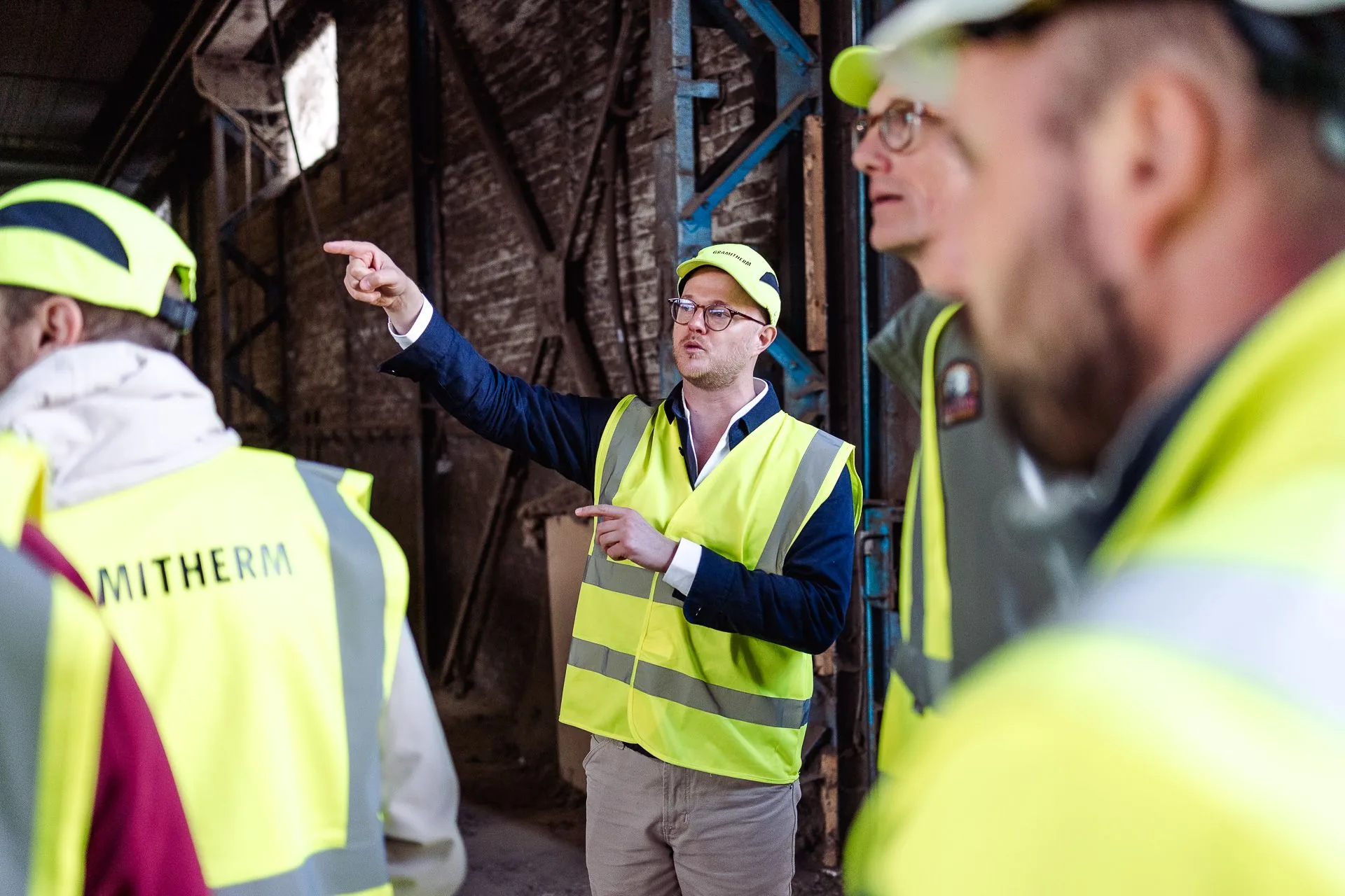 Florent Timmermans, de Gramitherm, guide la visite dans l'ancien atelier de l'usine d'Auvelais