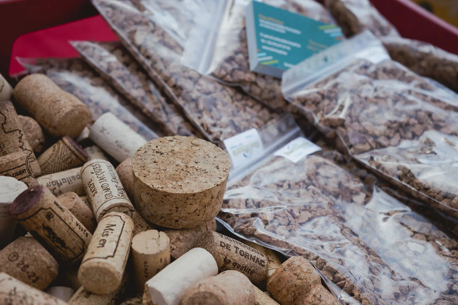 Bouchons de liège collectés, mêlés aux granulés issus du broyage