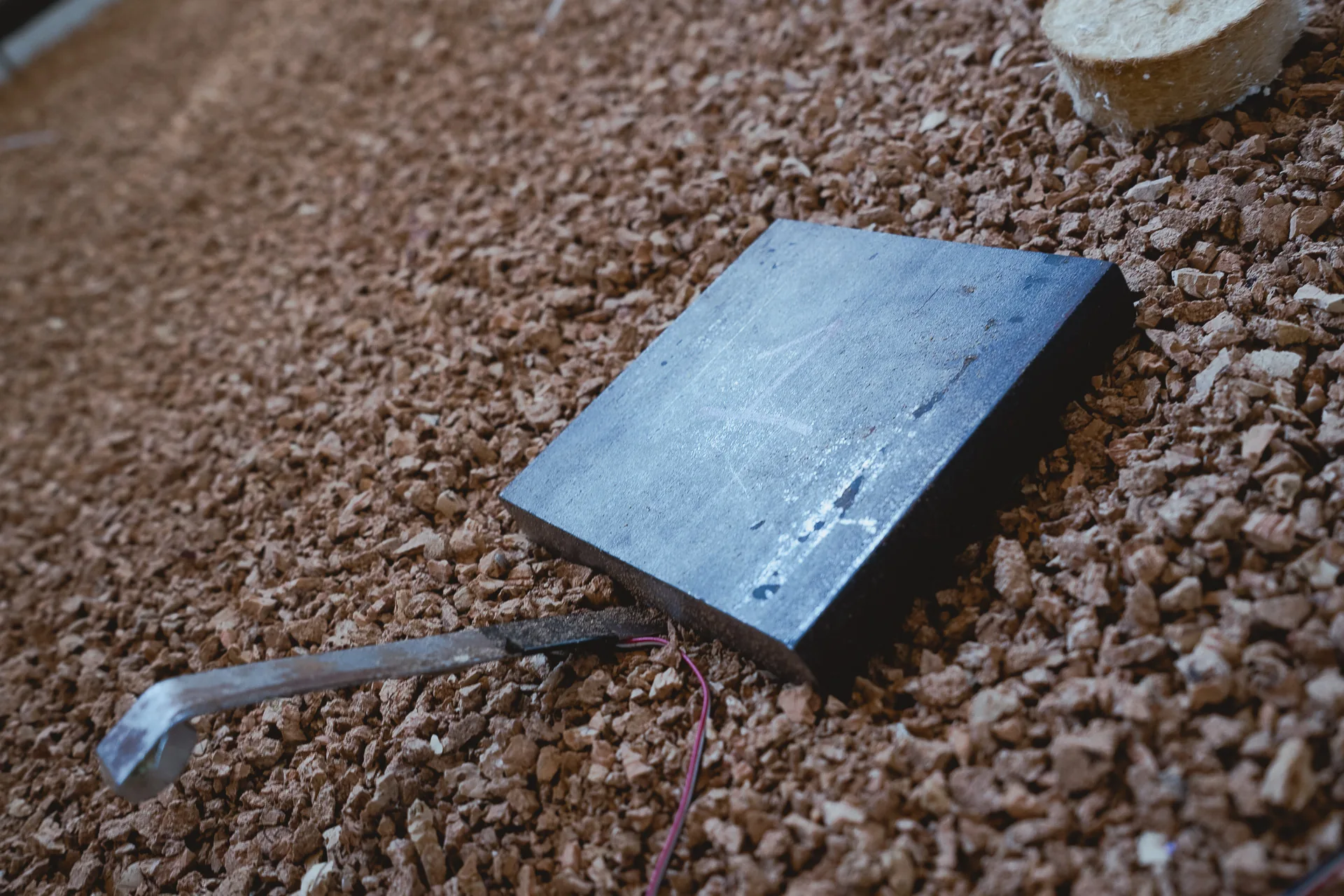 Un capteur Buildwise posé à même la couche de Recycork, avant recouvrement