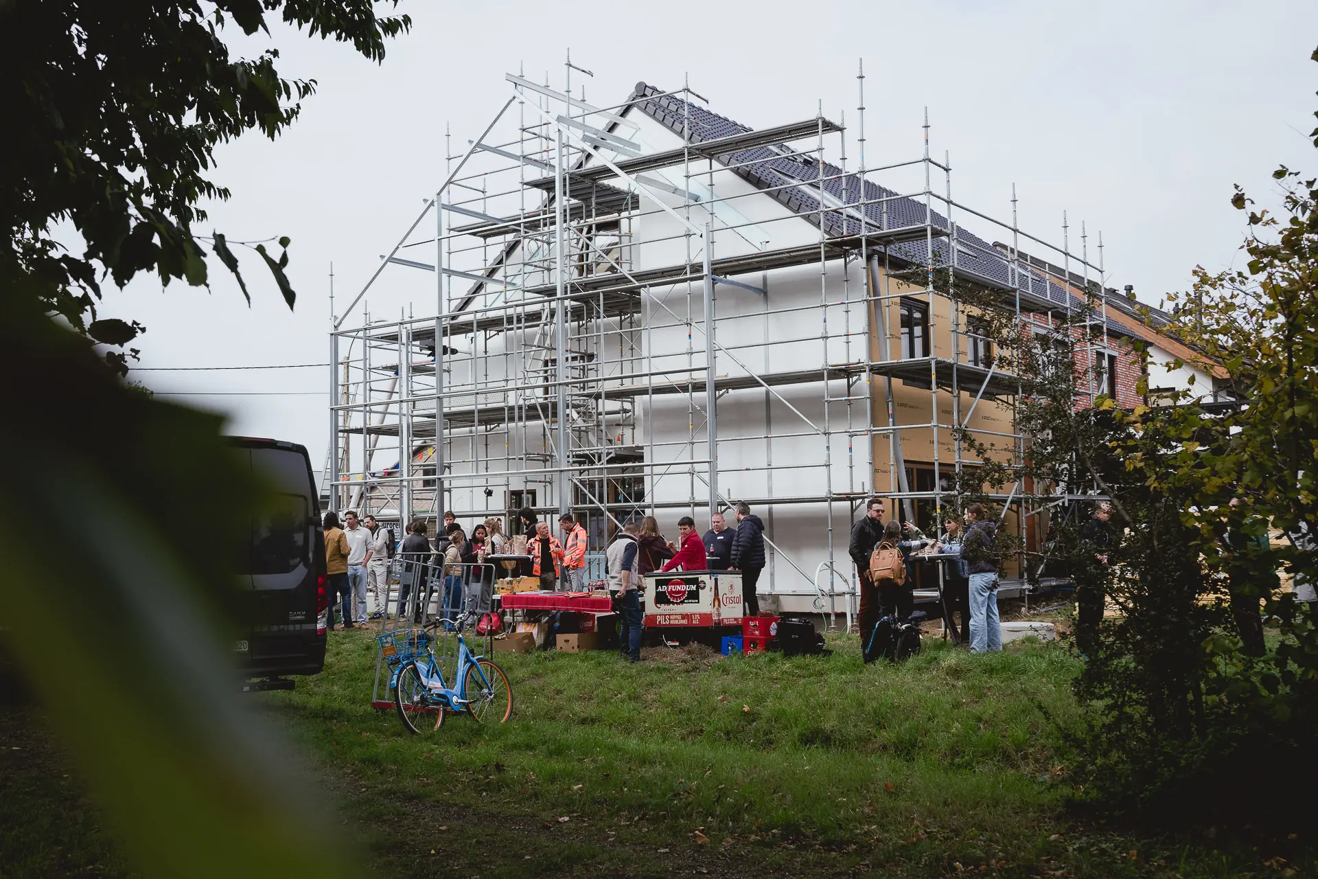 Le chantier ouvert à la visite, autour de la maison échafaudée