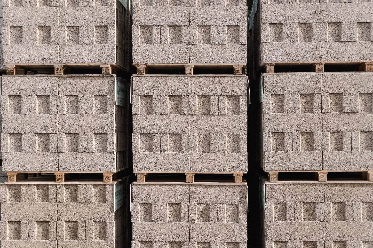 Palettes de blocs de chanvre empilées, prêtes à partir