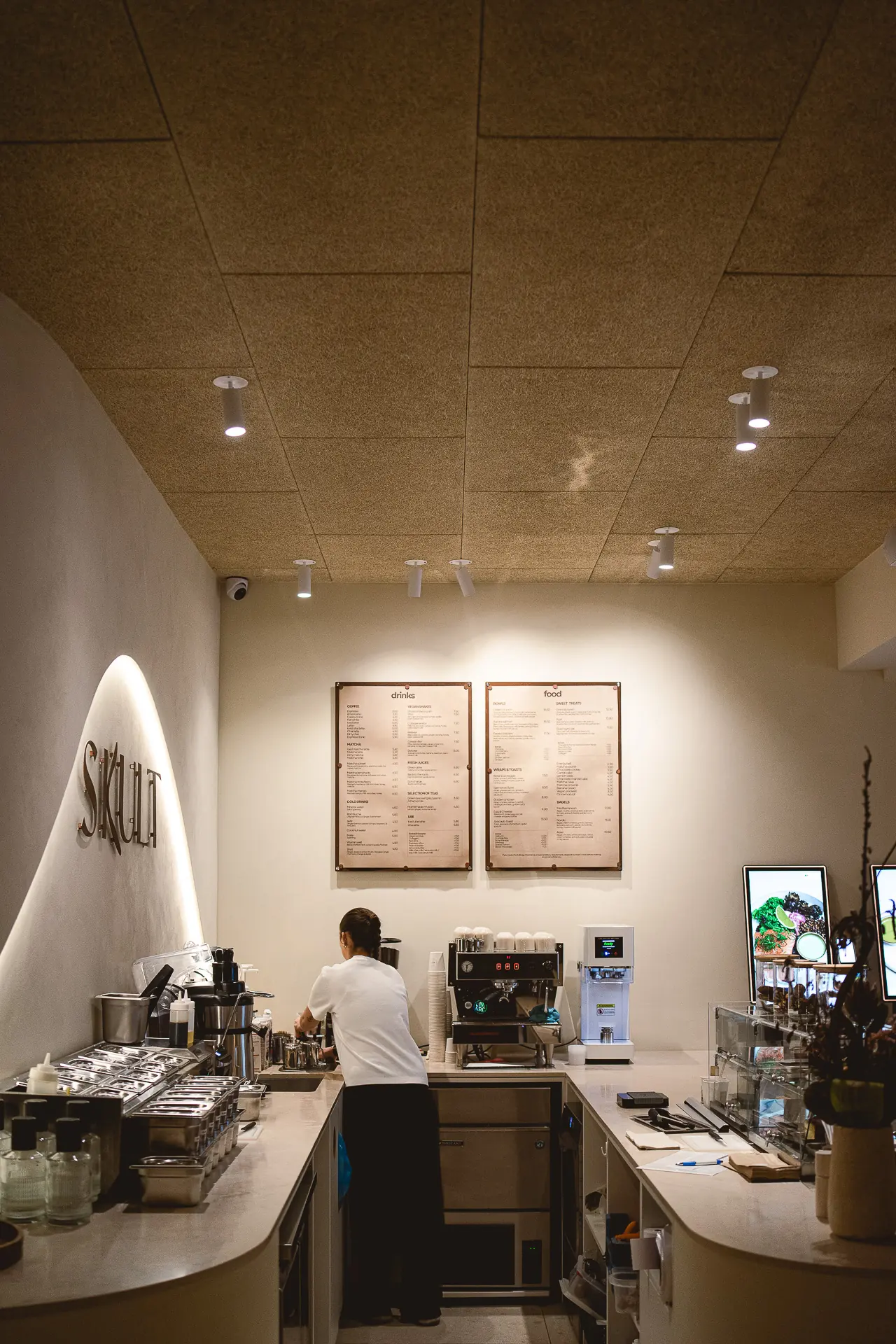 Le comptoir du café en service, sous le plafond de panneaux