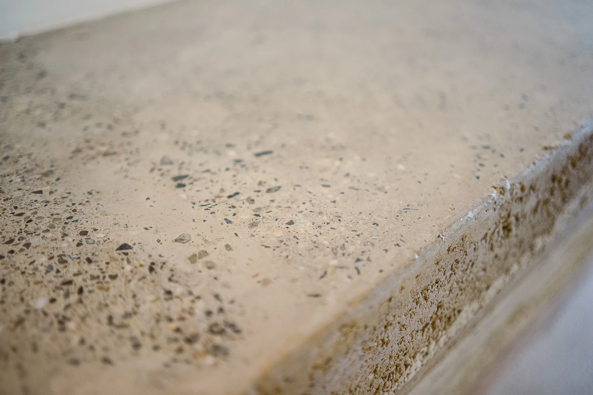 Gros plan sur les strates du rammed earth
