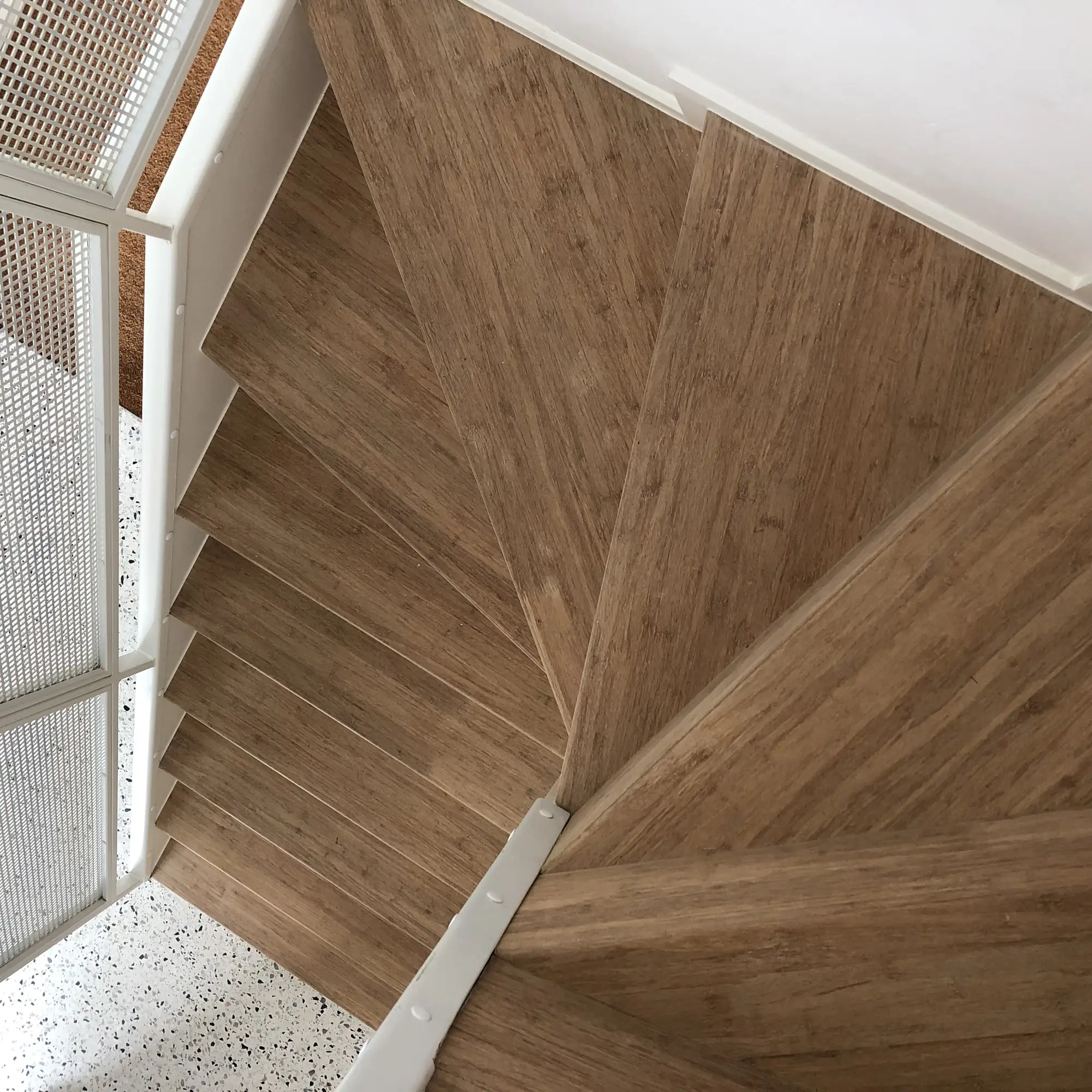 Parquet en bambou posé en chevrons, vu en plongée depuis l'étage