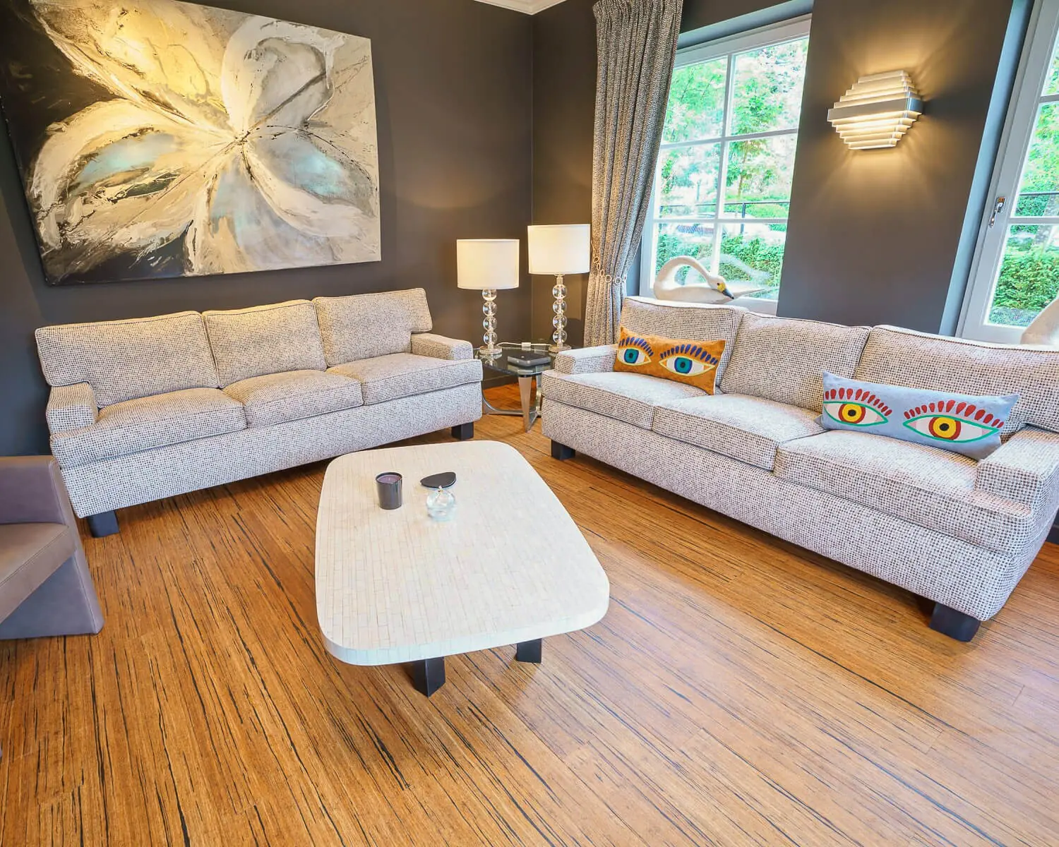 Salon équipé d'un parquet en bambou densifié, teinte caramel