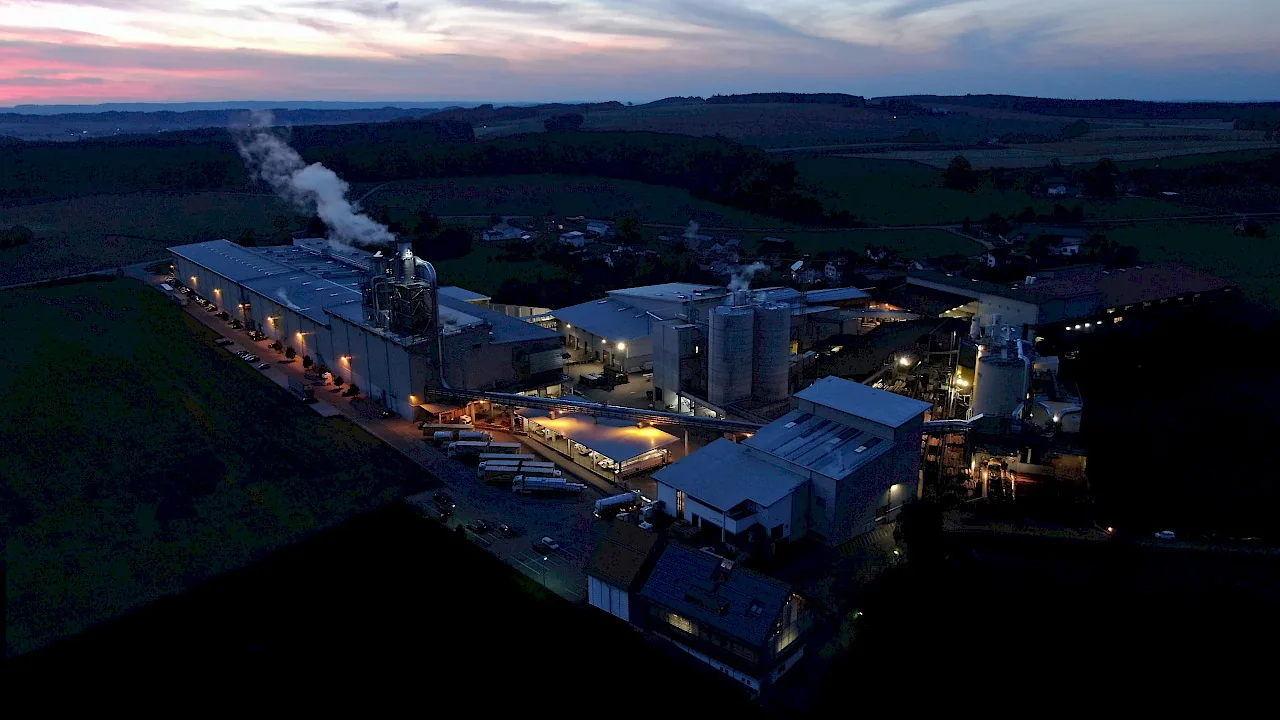Le site de production de Best Wood Schneider à Eberhardzell, vue aérienne au crépuscule