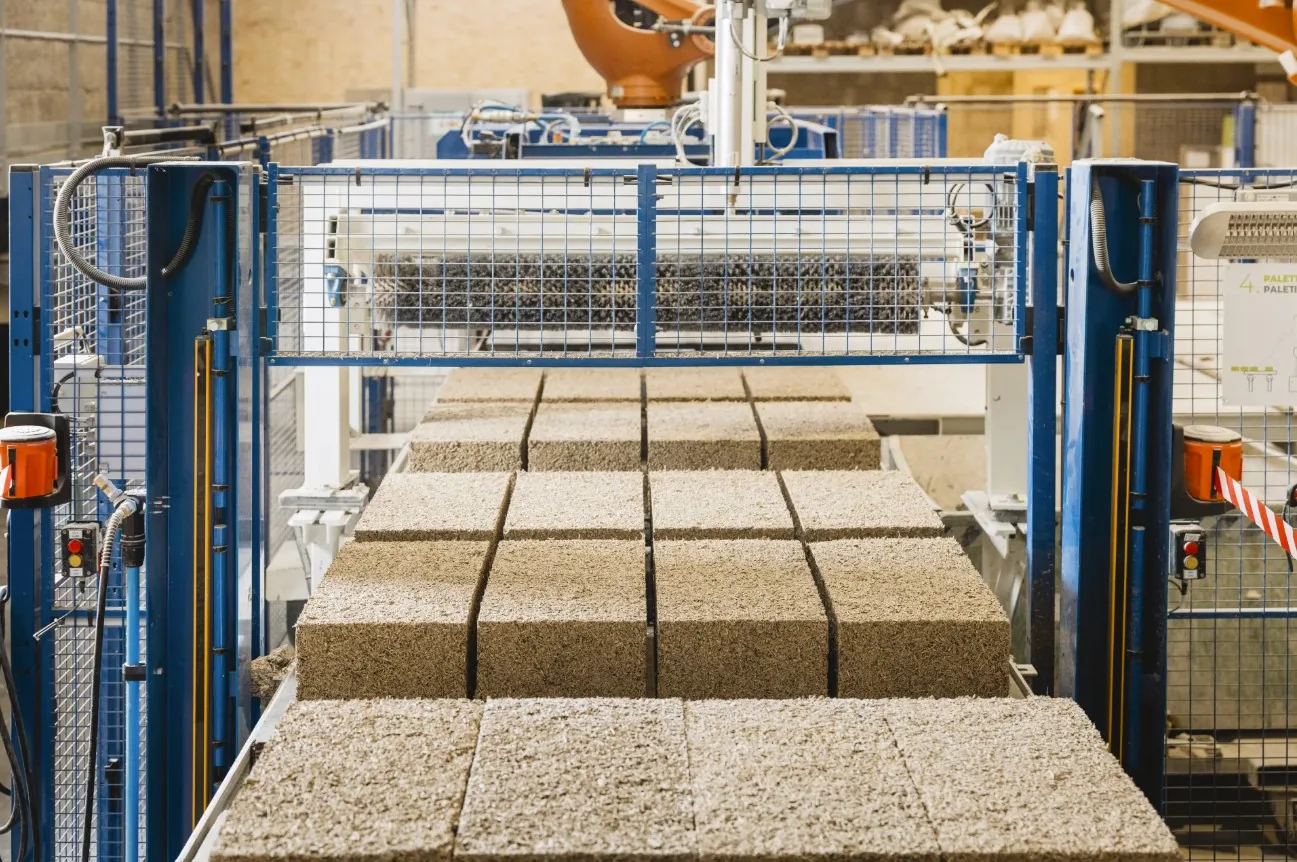 Ligne de production d'IsoHemp à Fernelmont, blocs de chanvre en sortie de presse