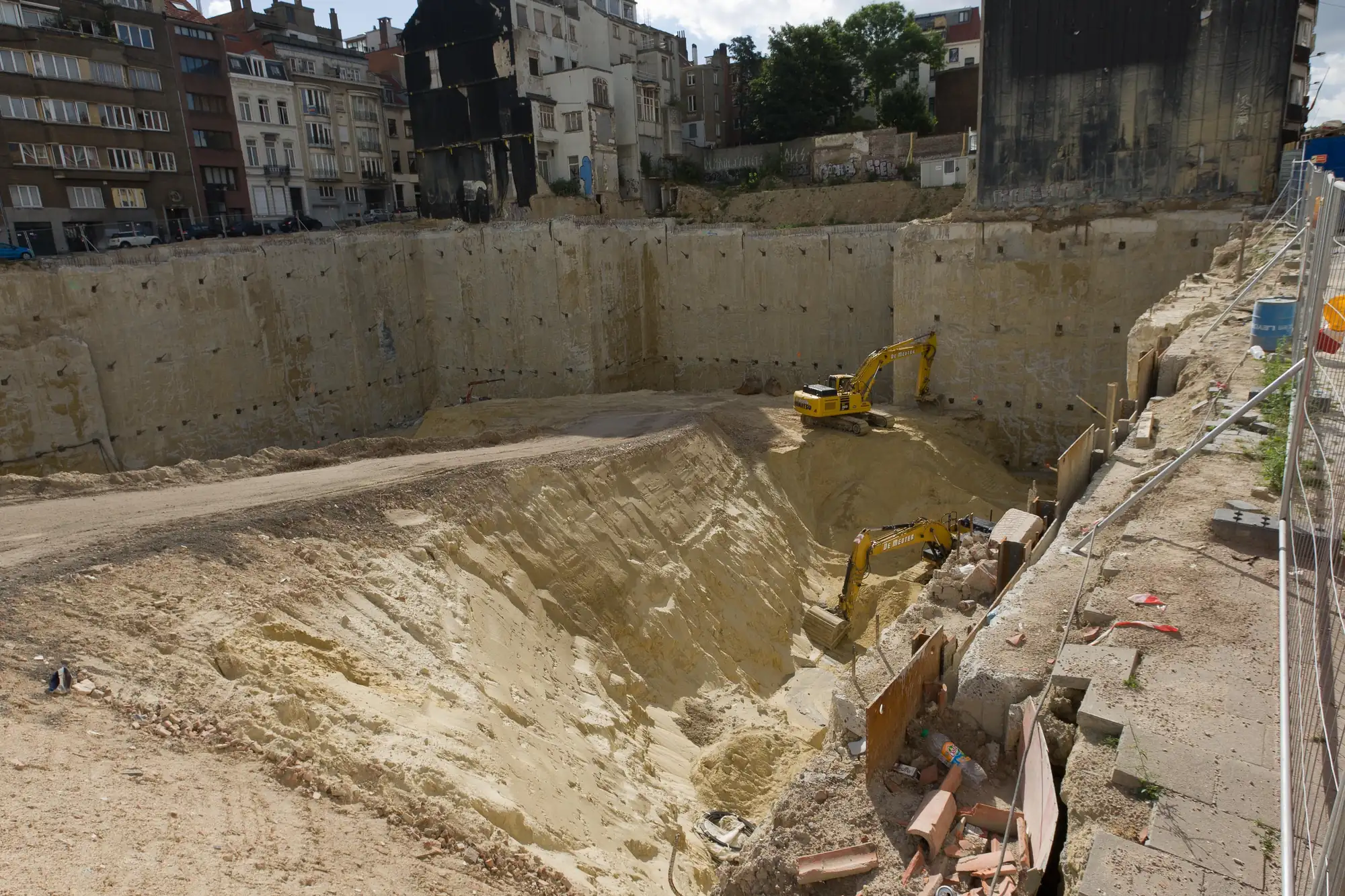 Chantier d'excavation urbaine à Bruxelles, terre de déblai extraite en pleine ville
