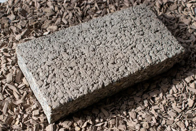 Dalle de pierre Lithotherm posée sur son lit de granulats