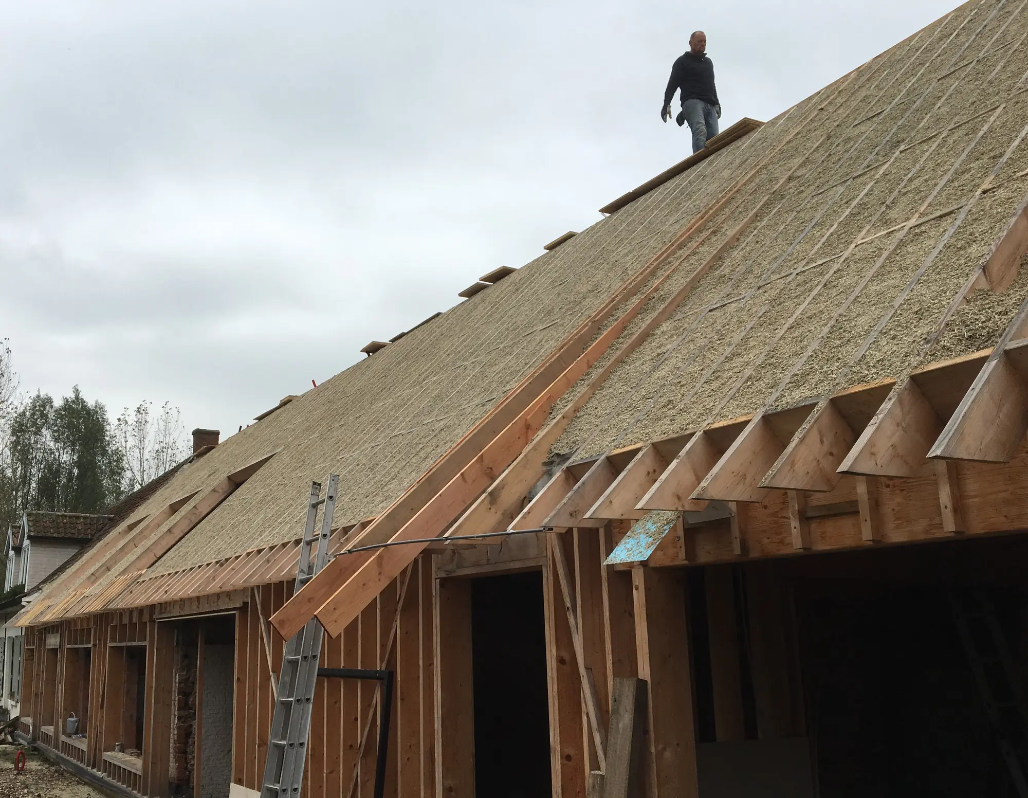 CaNaDry coulé en place en toiture (dak ter plaatse gestort) — 2e option pose, vue de la couverture d'un long bâtiment