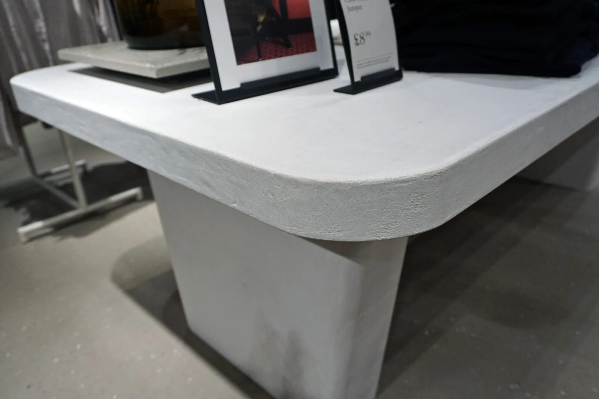 Comptoir massif en Claystone teinte claire, en boutique
