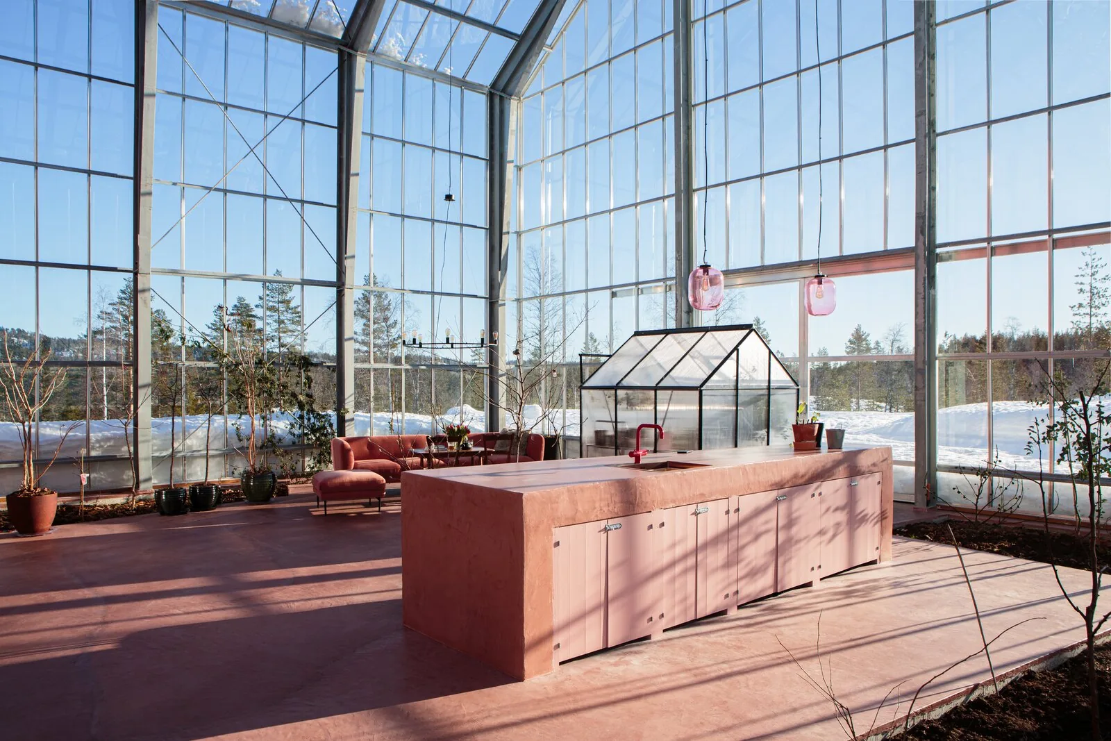 Green House (Norvège) : sol et îlot en Claystone teinte Charlune CL.08, surface d'argile continue sans joint sous la lumière d'hiver. Architecte Margit Kristine Solibakke Klev, applicateur Souk, photo Nadia Norskott.