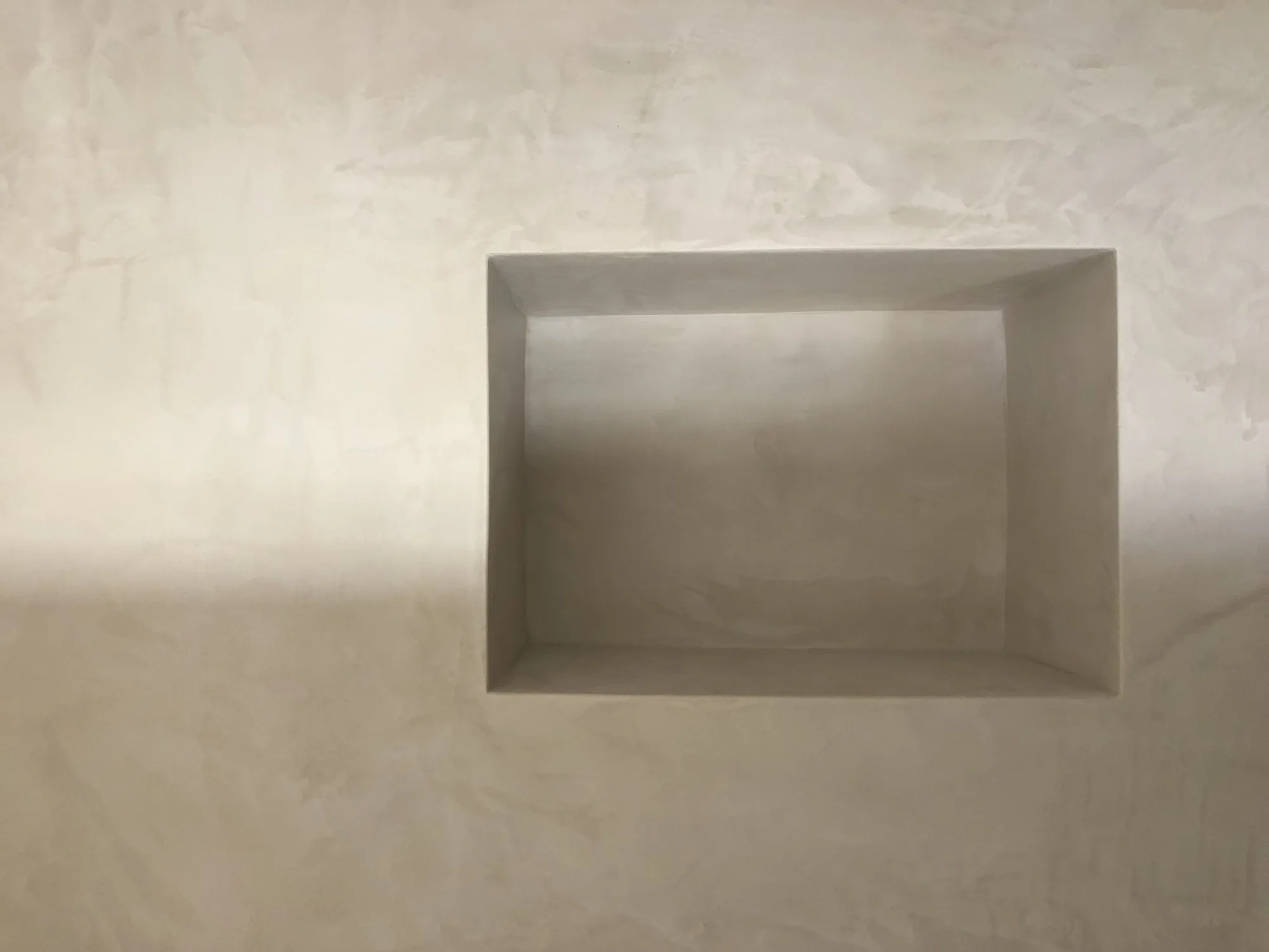 Niche creusée dans un mur en enduit d'argile, arêtes adoucies