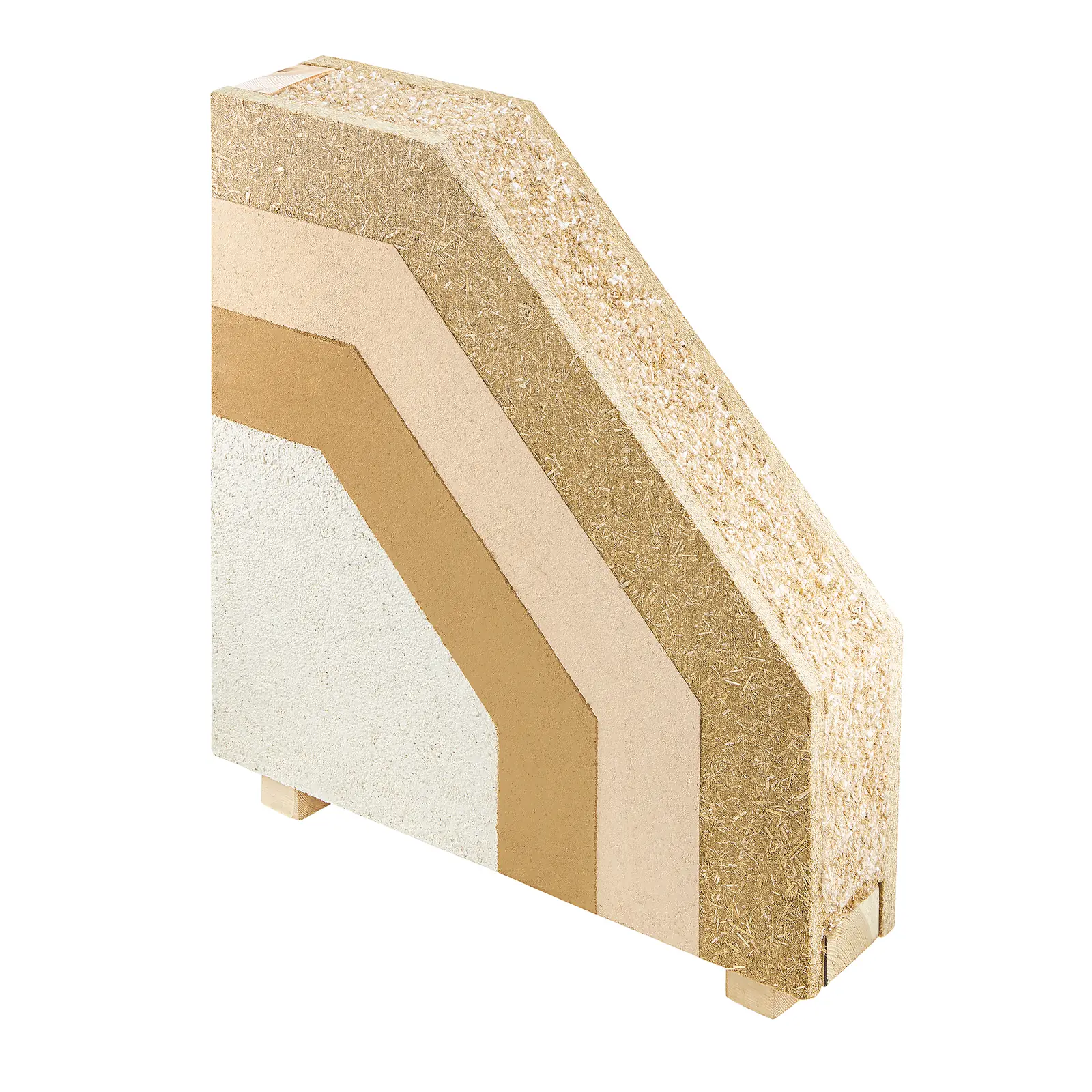 Échantillon écorché du système constructif VestaEco sur fond blanc : cœur en paille, panneaux fibres et enduit de finition (2e option pour la couverture)