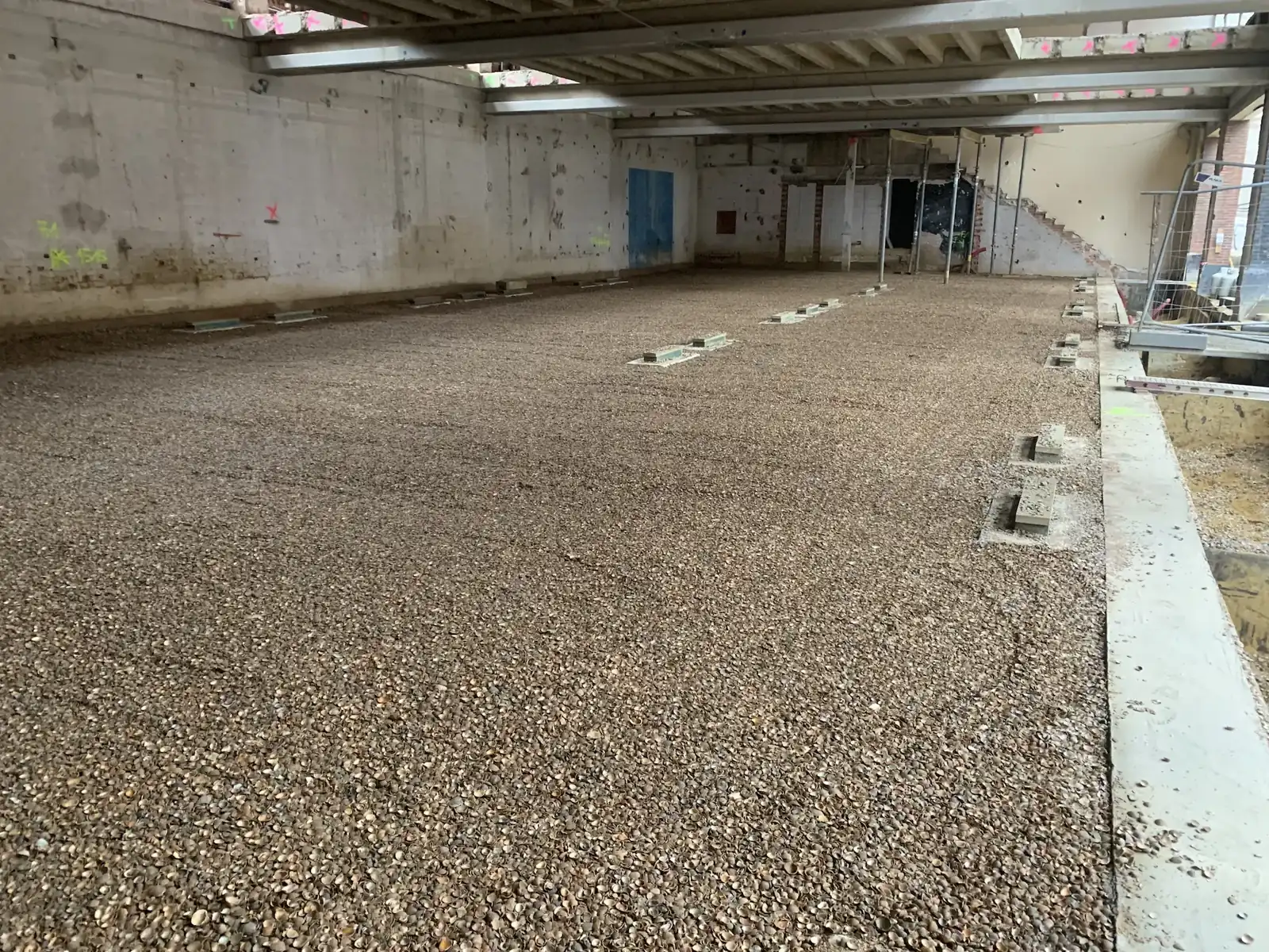 Couche de coquillages étalée et nivelée sur toute la surface d'un sous-sol