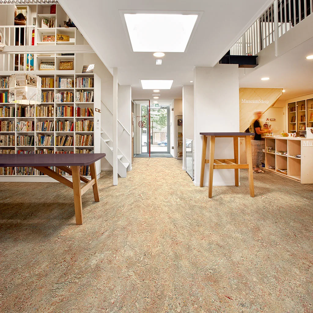 Sol en linoléum Marmoleum posé dans une bibliothèque, vue en enfilade