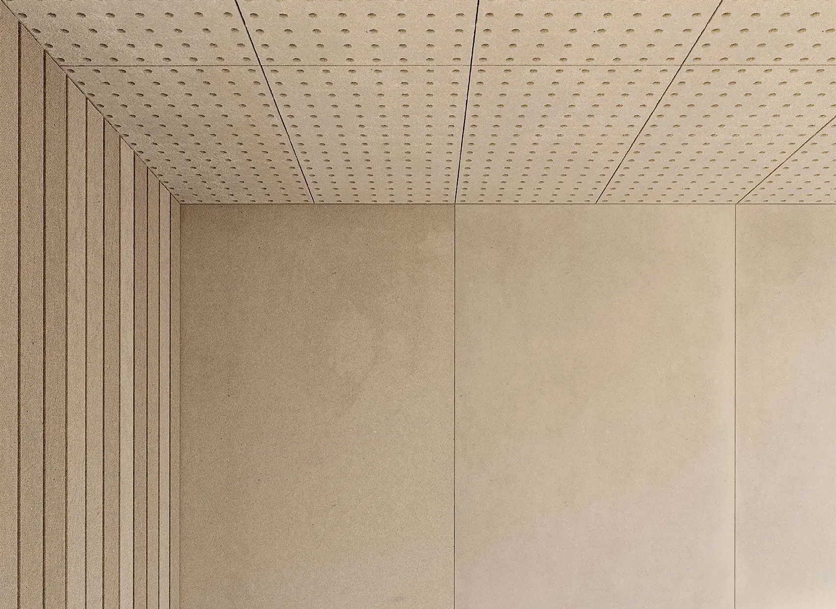 Pièce entièrement doublée de panneaux de fibres papetières, murs et plafond