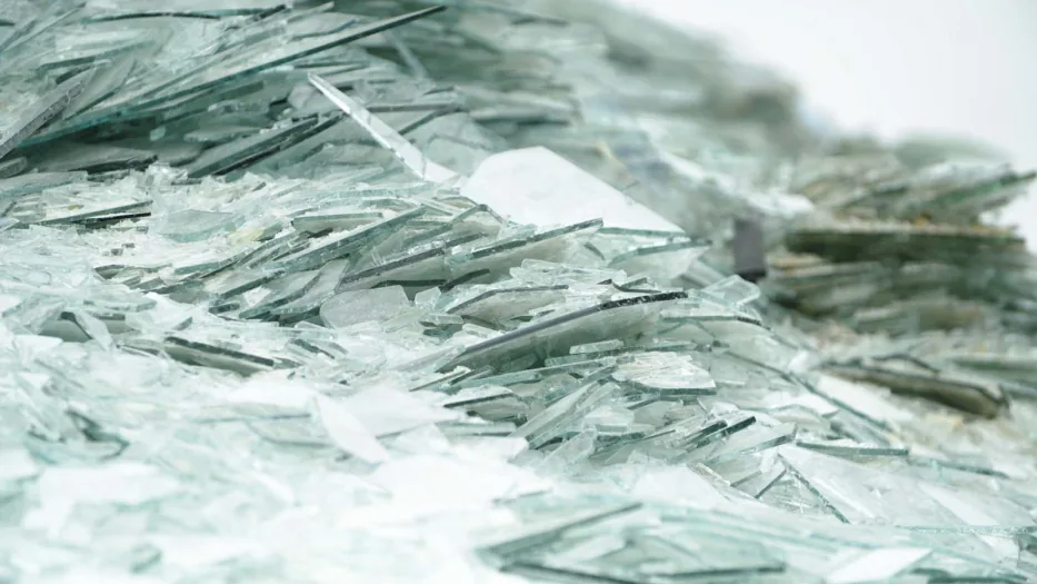 alt="AGC_cullet-pile" — tas de calcin (cullet), le verre recyclé qui constitue la matière première du float bas carbone AGC. Photo de presse AGC diffusée par Interni Magazine
