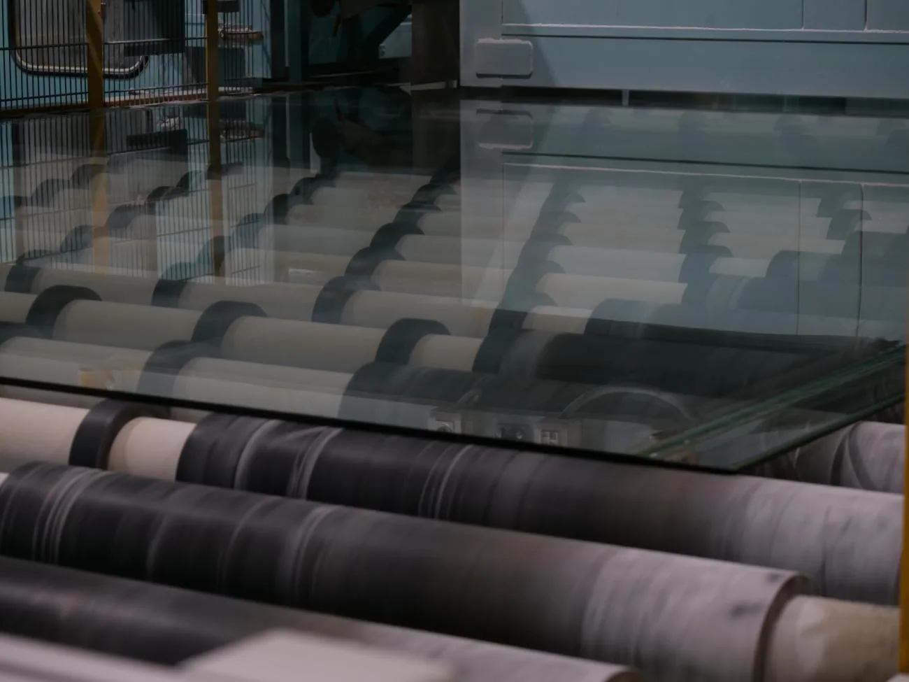 Ligne de production de verre float d'AGC à Seingbouse, ruban de verre sur rouleaux