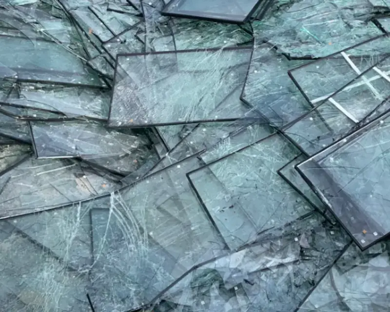 Plaques de verre float empilées sur chant, teinte verte de la tranche
