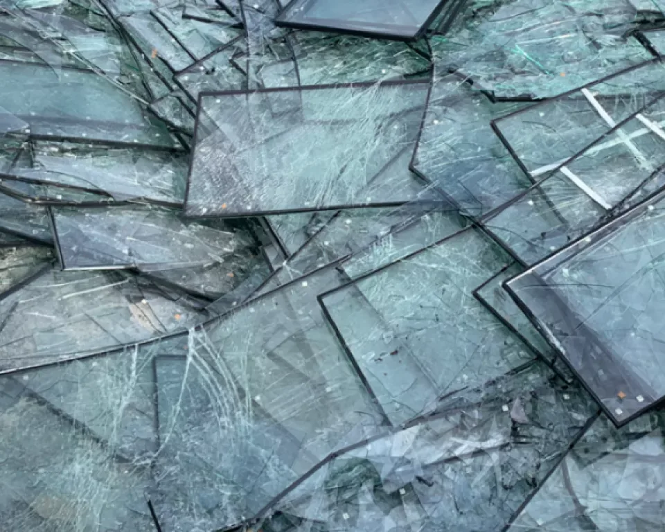 Plaques de verre float empilées sur chant, teinte verte de la tranche