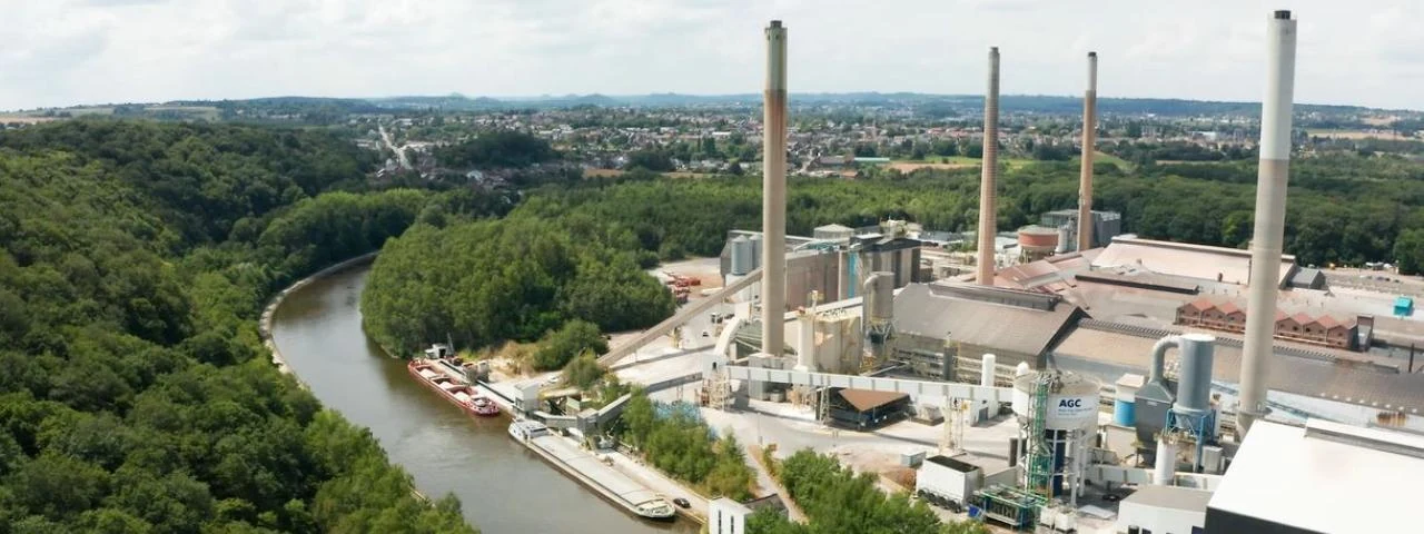 Vue aérienne de l'usine float d'AGC au bord du canal, péniches à quai devant le poste de chargement