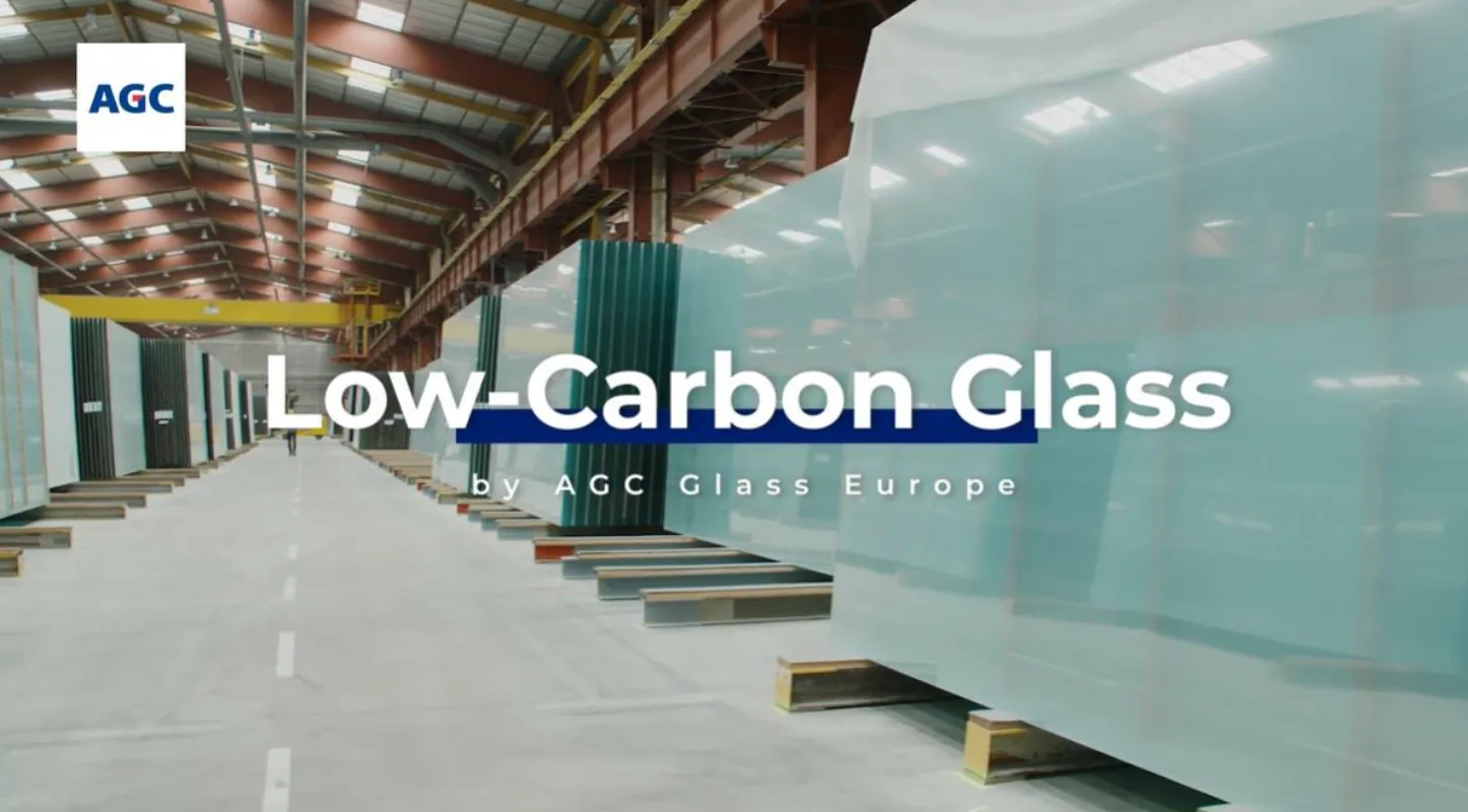 Visuel-clé AGC « Low-Carbon Glass by AGC Glass Europe » — piles de plateaux de verre float dans l'usine. ATTENTION : texte et logo AGC incrustés dans l'image