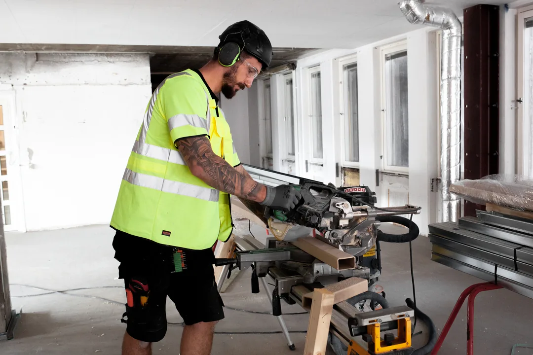 Découpe d'un montant en papier à la scie sur chantier (2e option pour le rôle pose)