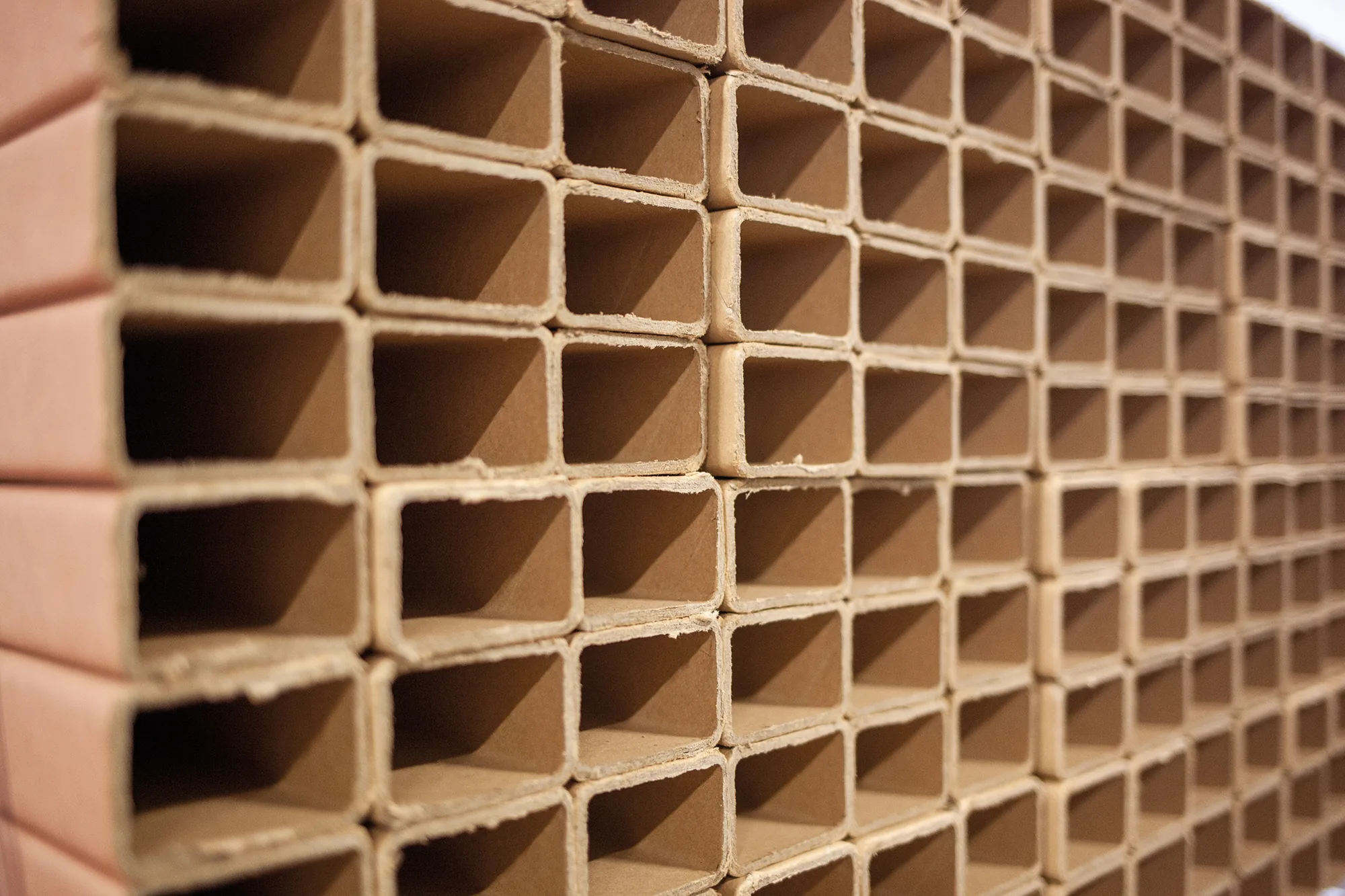 Montants Wood Tube empilés, vus en bout : structure alvéolaire des tubes de papier recyclé — photo produit officielle