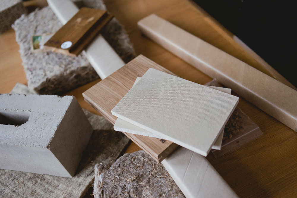 Échantillons de matériaux posés à plat · fibre de bois, cellulose, bloc de chanvre